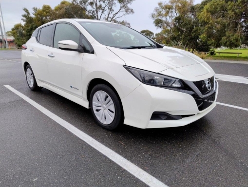 Nissan Leaf 2018 side view